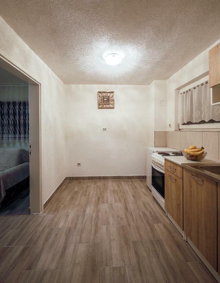 Anamarija Apartments Licko Petrovo Selo Exterior foto