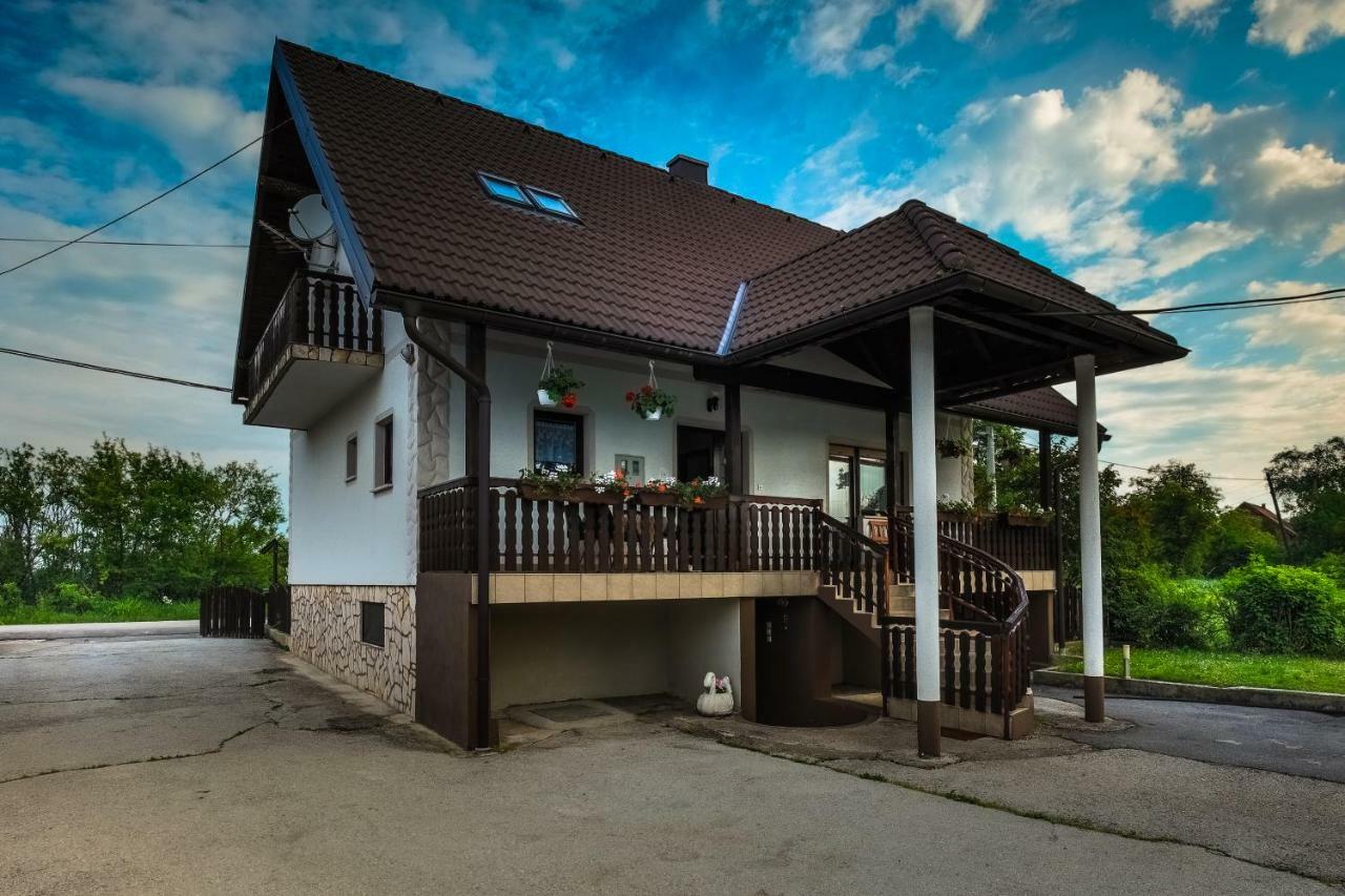 Anamarija Apartments Licko Petrovo Selo Exterior foto